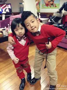 爸爸萌娃春晚后台欢乐合影王诗龄给张亮签名