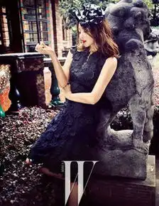 金喜善上海别墅拍写真红唇惹眼
