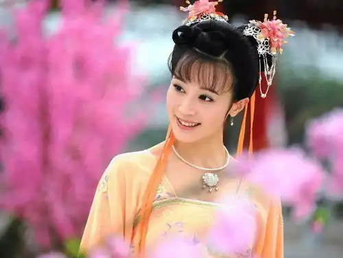 她演西施走红,被导演姑父捧红,如今却无戏可拍
