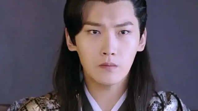 双世宠妃八王爷看着小檀一点怜悯之心都没有,真是座大冰山