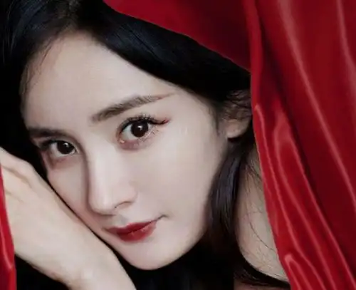 35岁杨幂再演御姐,携手小9岁当红小生组cp,光看剧照都满意
