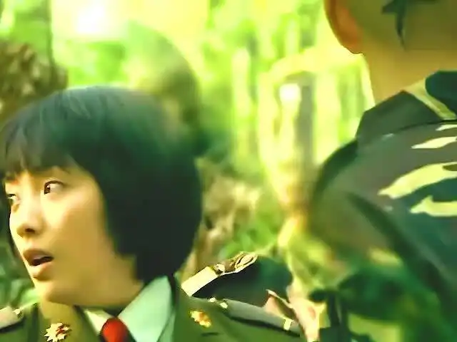 女兵到特种部队看望男友,一进小树林哪料四周全是人,这下可有好戏看了
