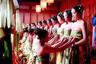 黄金甲女性造型使满城弥漫丰胸热

