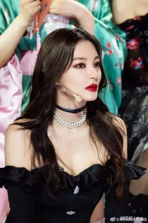 张雨绮舞台造型曝光,肤白貌美大长腿,谁能想到已是俩孩子妈妈