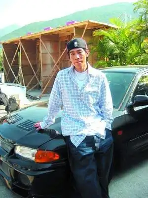 头文字d撞车多损失惨陈小春不敢再开跑车