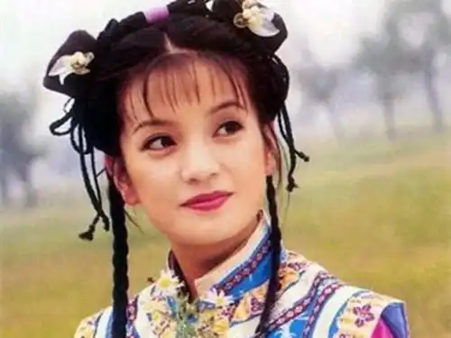 她因出演还珠格格家喻户晓,淡出娱乐圈,31岁剃度令人惋惜
