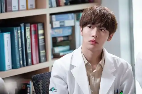 丧尸侦探崔振赫新剧照公开医生耀汉鲜肉医生权偲儇晋升男二
