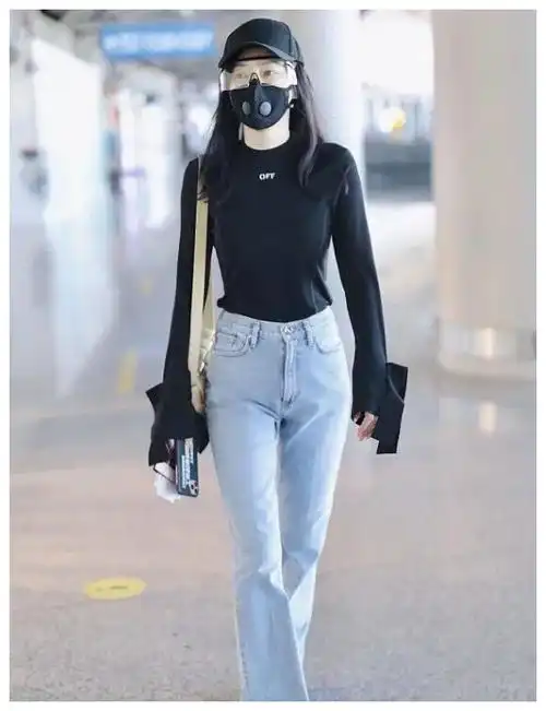 秦岚穿牛仔裤秀纤腰一身紧身打扮身材苗条超吸睛