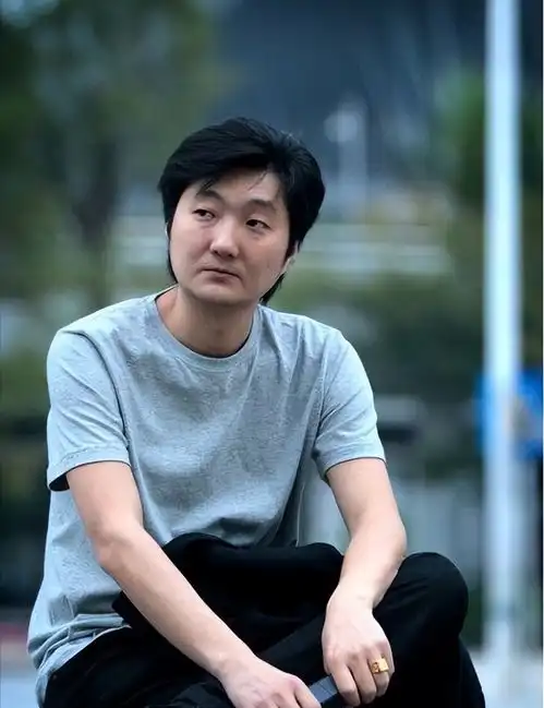 凭我的团长我的团爆火,却和董洁传出绯闻,王大治现状如何
