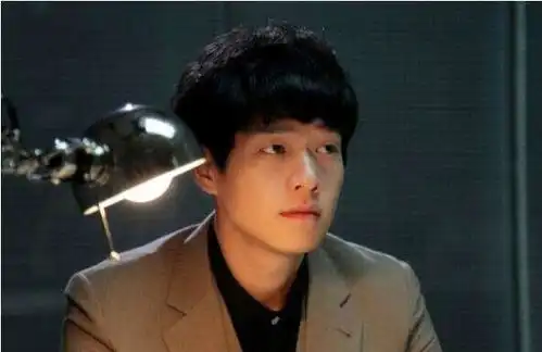 平安夜怎么过魏大勋现身华为nova4奇遇照相馆,共度甜蜜时刻
