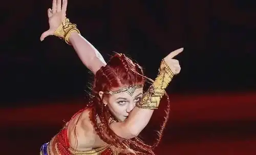 太美了特鲁索娃变装神奇女侠,演绎经典蟹步,不愧是无冕之王