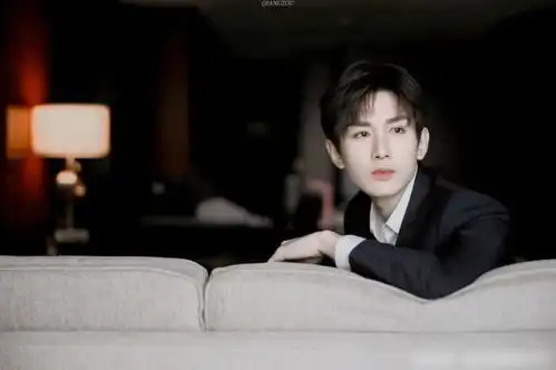 都说成毅长得丑,看到这些照片我被惊艳了
