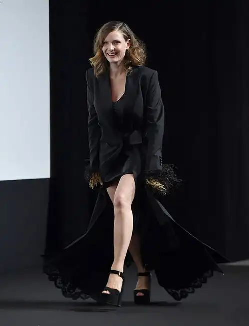 碟中谍6首映礼上,女神的造型优雅动人,互动时却遭影迷抢镜