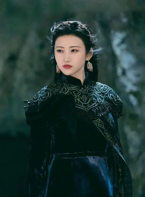 司藤的旗袍,半是生活半是仙

