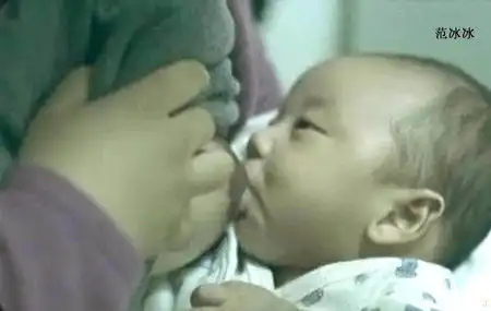 范冰冰喂奶照竟露乳晕曝光女明星产后袒胸哺乳照