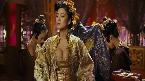满城尽带黄金甲巩俐虽年老色衰,但还是抵挡不住胸前的诱惑
