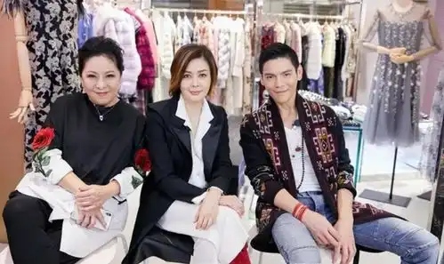 关之琳路边等红灯被偷拍又白又瘦眼睛超大,肩上挂一个20万小包
