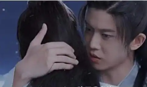 与君初相识片场聂欢跟组照顾任嘉伦,还托老公问热巴要签名