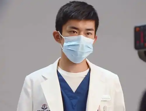 中国医生花絮曝光,易烊千玺状态太抢镜,满脸憔悴惹人心疼
