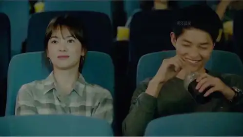 太阳的后裔柳时镇回国后继续完成约会,在电影院姜暮烟又被放鸽子
