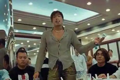 当年古惑仔电影有多节俭从张耀扬掀桌子的动作便能够看出来
