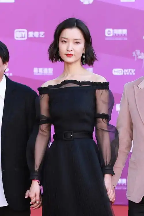 杜鹃的清冷气质配上黑色长裙又美又仙,堪称现实版穿普拉达的女王
