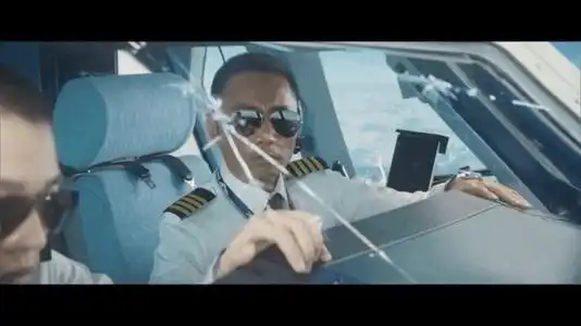 日本航空上海航班出事故,驾驶舱玻璃碎裂,差点重演中国机长
