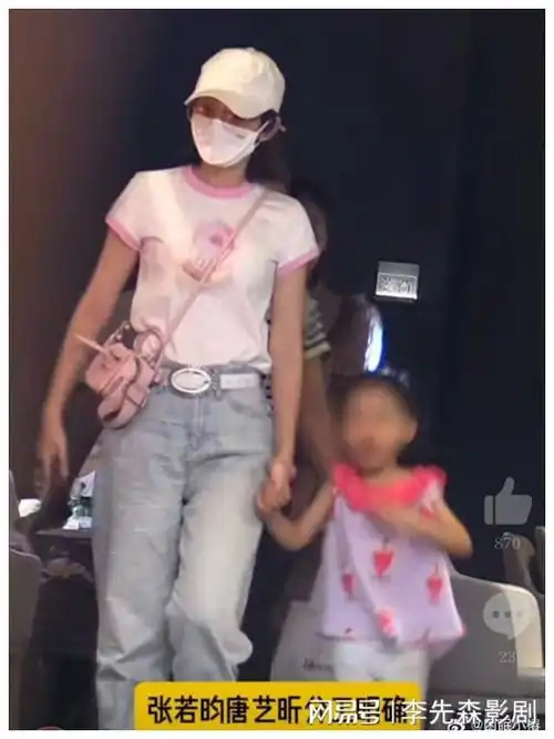 张若昀忙拍戏,唐艺昕带娃成超人妈妈,网友这家庭分工绝了