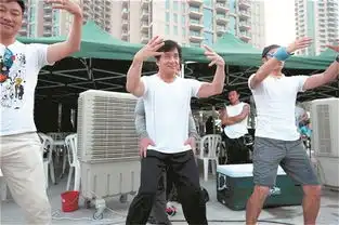 成龙否认新片停拍揭秘成龙等30位巨星的成名之路