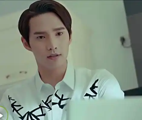 刚看美人为馅,就被俏韩沉的下巴惊到了