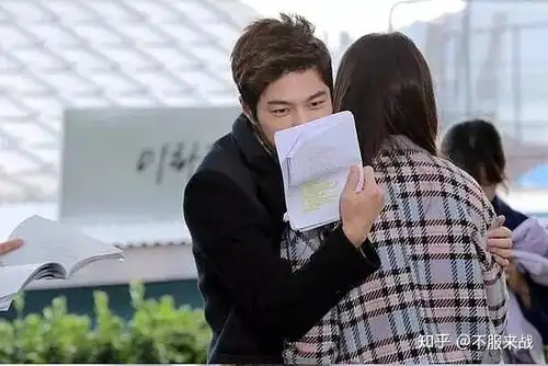 同样是撩小鲜肉,为什么大家羡慕喜欢萧亚轩,却说杨幂见男春