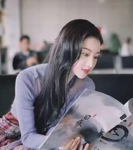 被景甜的路透照击中,旗袍配大衣气质如仙,生图依旧美得不像话