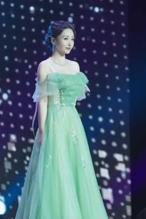 柳岩晒梦华录剧照,穿古装襦裙温婉大方,期待在新剧中的表现