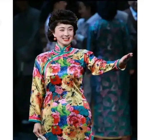 这是话剧四世同堂的剧照,她一颦一笑一扭一动都入戏极了