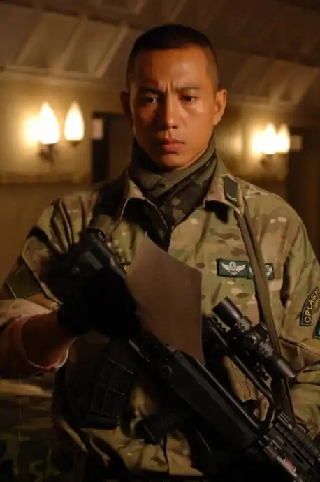 他因我是特种兵走红,如今满面愁容现身医院,仍强笑着打招呼