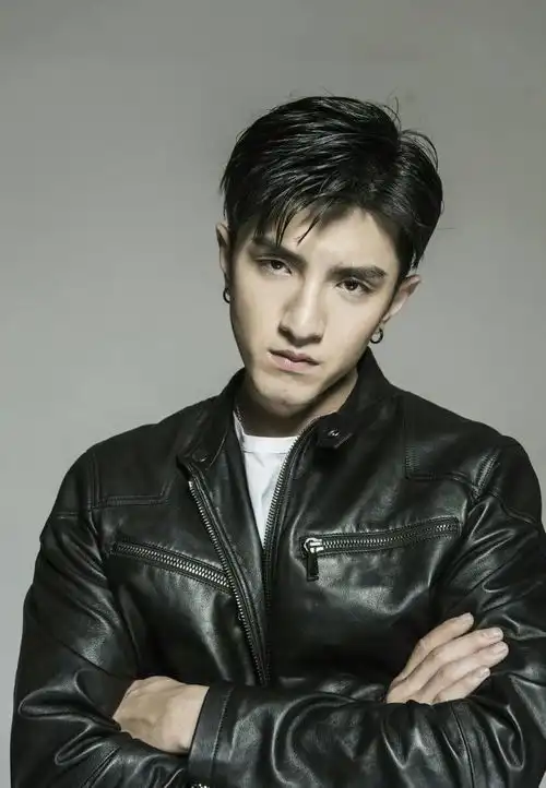 他是不一样的男人,既有颜值又有演技,俘获了少女的心
