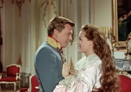 她是欧洲第一美人,腰围大于50cm就绝食,61岁被人暗杀