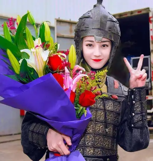 长歌行杀青剧照,热巴身穿铠甲手捧鲜花,赵露思全场最可爱