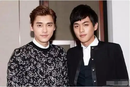 李易峰馋张若昀的颜犯花痴嘟嘴眯眼睛,这张剧照笑点满满