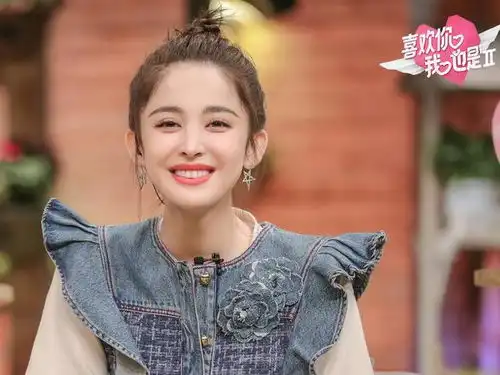 娜扎夏日丸子头清爽可人
