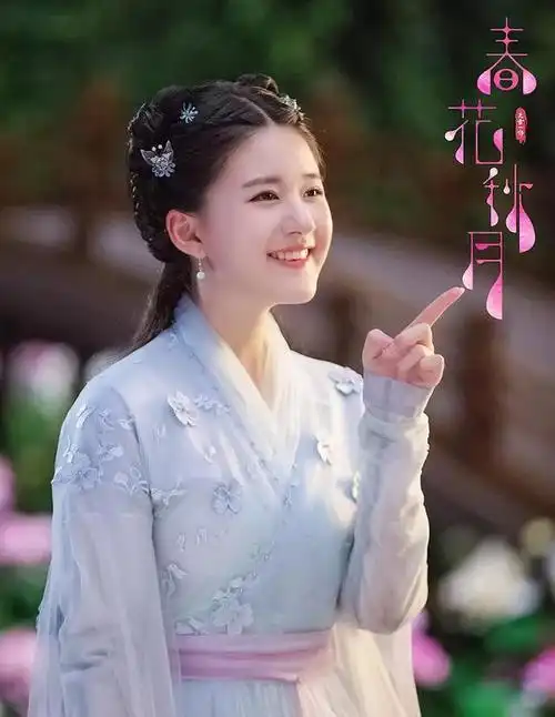 赵露思素颜出镜嘟嘴卖萌,挤双下巴太搞怪毫无偶像包袱
