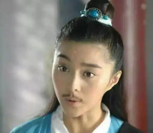 真当我们瞎女扮男装这么奇葩都没被发现
