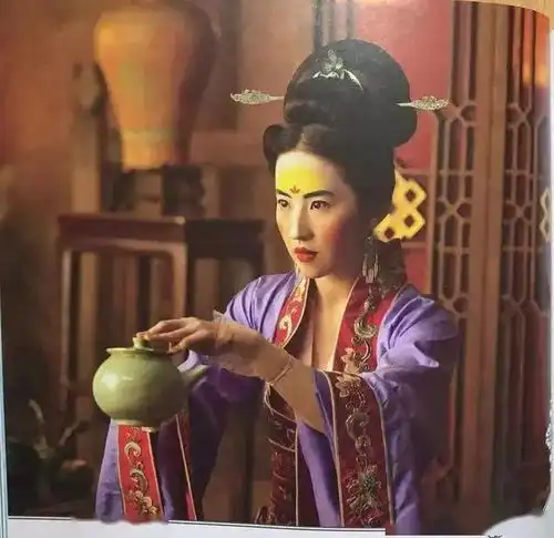 花木兰大量剧照外泄,糙汉子把人丑哭,大波浪是认真的吗

