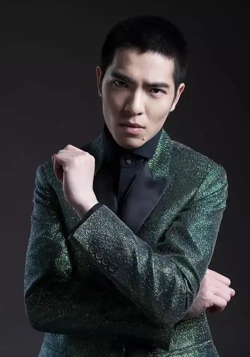 萧敬腾在线回复假大师问姻缘,真诚发问笑翻网友,疑似好事将近