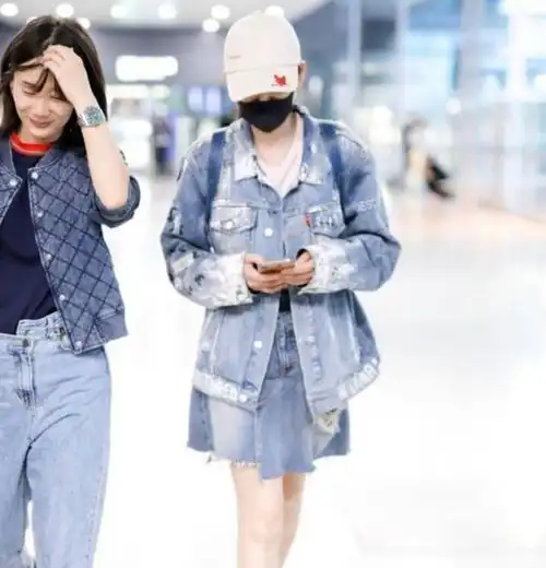 肚兜兜的背带牛仔裤搭配白色短袖,陈乔恩越来越有少女感了