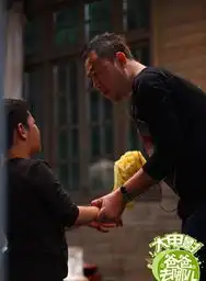 爸爸电影版曝剧照angela脸上长疙瘩张亮扮酷
