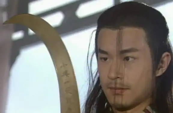 古龙在小说里,安排魔教教主把陆游的名句刻在圆月弯刀上,很高