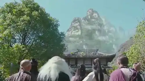 射雕英雄传铁掌帮因为在此铁掌山之下,才因此得名的
