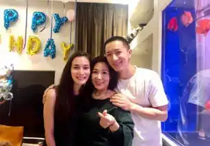 卢靖姗现身某机场,无名指钻戒超抢镜,疑和韩庚好事将近