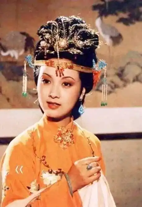 邓婕时隔9年复出拍戏新剧饰演王子文跟班演技在线年过六旬头发乌黑茂密状态佳